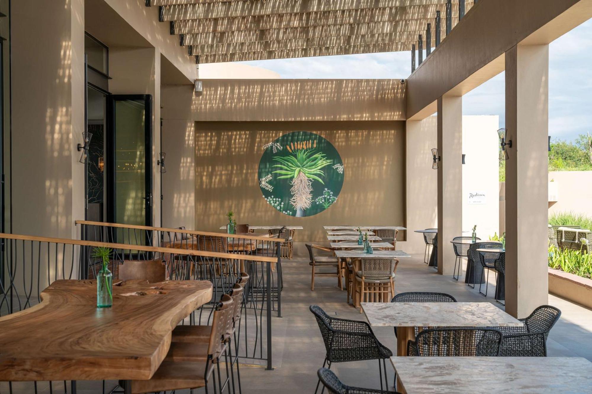 Radisson Safari Hotel Hoedspruit Exterior photo The restaurant