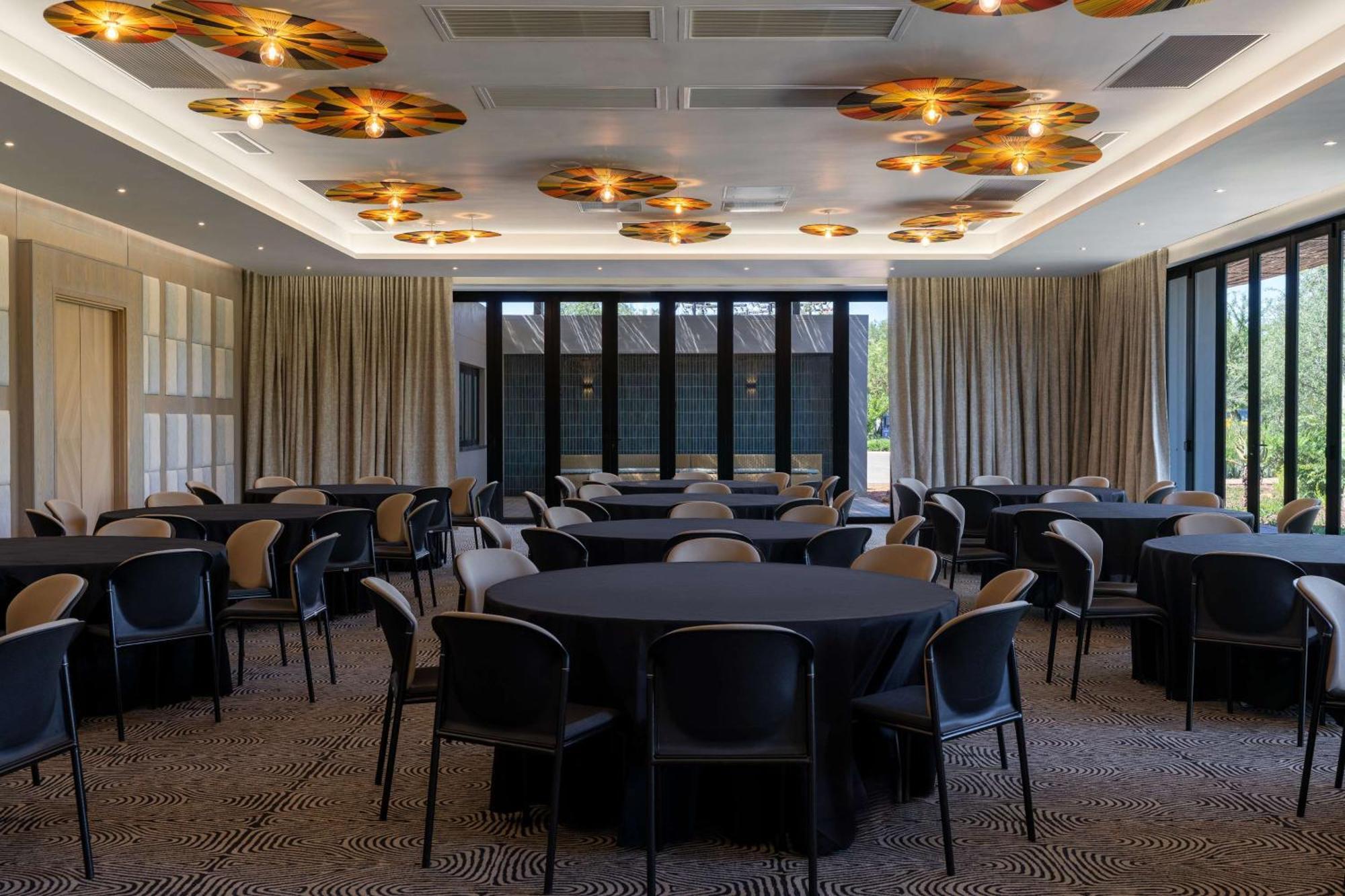 Radisson Safari Hotel Hoedspruit Exterior photo The interior of the 2012 building